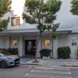Siamo andati a visitare il Cinema Vignola di Polignano, che si trova in viale delle Rimembranze 13. Una volta giunti sul posto ci ritroviamo davanti a un edificio bianco a due piani con una porta a vetro sormontata da una lunga tettoia